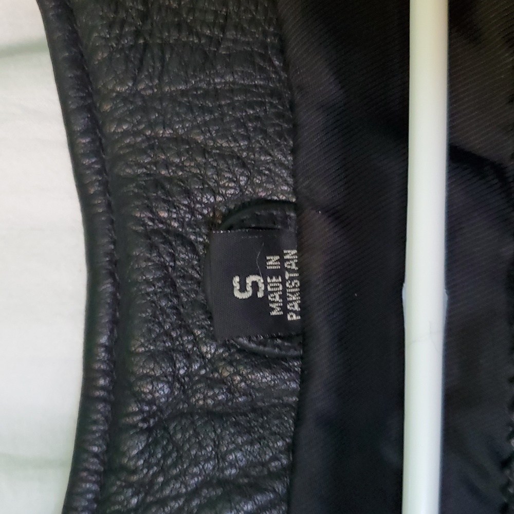 Vintage Black Leather Vest - Picture 6 of 13